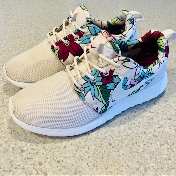 Nike Shoes - Nike Wmns Roshe One ‘White Floral Aloha’ size 7.5